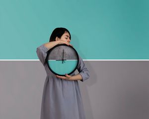 Превью обои девушка, часы, стена, симметрия, минимализм