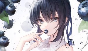 Превью обои девушка, черника, ягоды, вода, капли, аниме