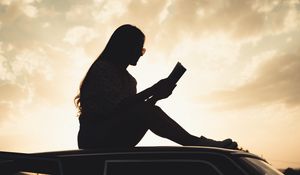 Превью обои девушка, чтение, книги, силуэт, машина
