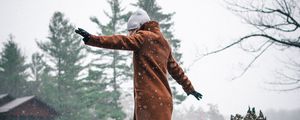 Превью обои девушка, дерево, снег, зима