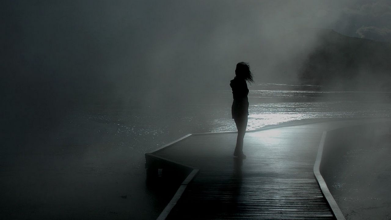 Обои девушка, дождь, пасмурно, прогулка, настроение, пирс, туман, силуэт
