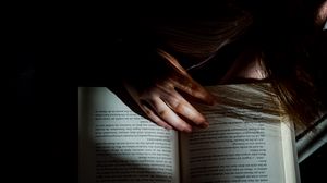 Превью обои девушка, книга, чтение, рука, темный