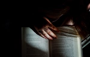 Превью обои девушка, книга, чтение, рука, темный