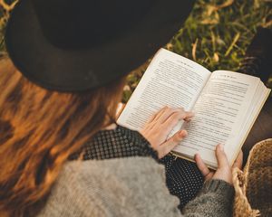 Превью обои девушка, книга, шляпа, чтение