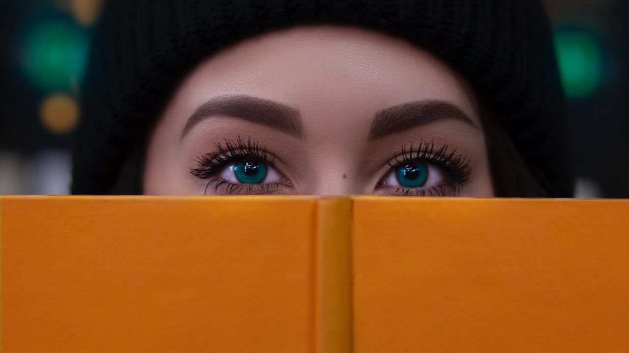Обои девушка, книга, взгляд, глаза, лицо