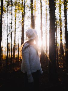 Превью обои девушка, лес, солнечный свет, деревья, блики