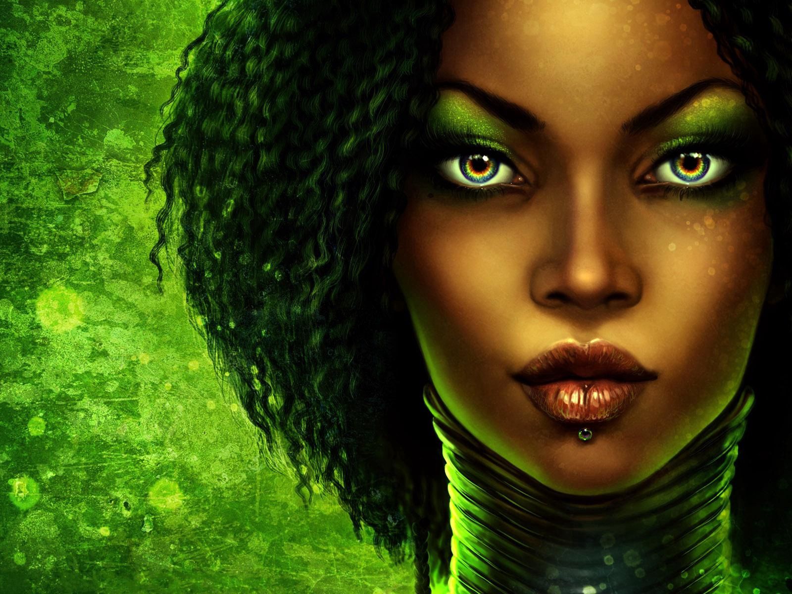 Темнокожая девушка с зелеными глазами