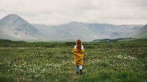 Превью обои девушка, лужайка, горы, туман, природа