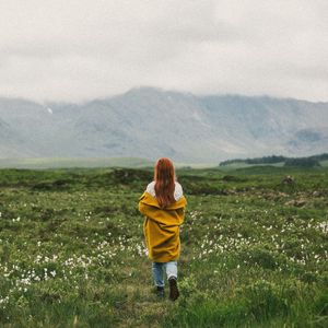 Превью обои девушка, лужайка, горы, туман, природа