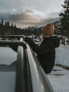 Превью обои девушка, машина, вид, горы, пейзаж