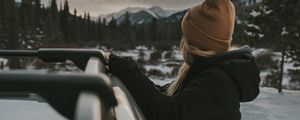Превью обои девушка, машина, вид, горы, пейзаж