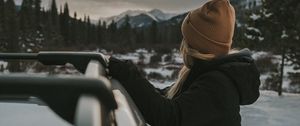 Превью обои девушка, машина, вид, горы, пейзаж