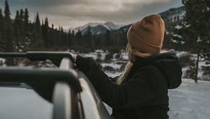 Превью обои девушка, машина, вид, горы, пейзаж