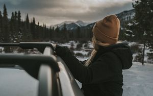 Превью обои девушка, машина, вид, горы, пейзаж