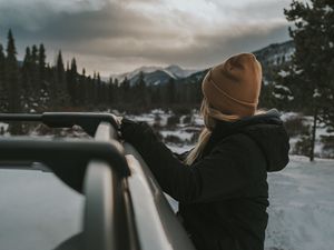 Превью обои девушка, машина, вид, горы, пейзаж