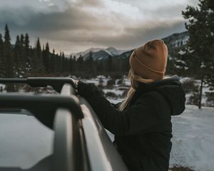 Превью обои девушка, машина, вид, горы, пейзаж