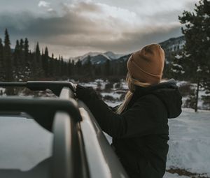 Превью обои девушка, машина, вид, горы, пейзаж