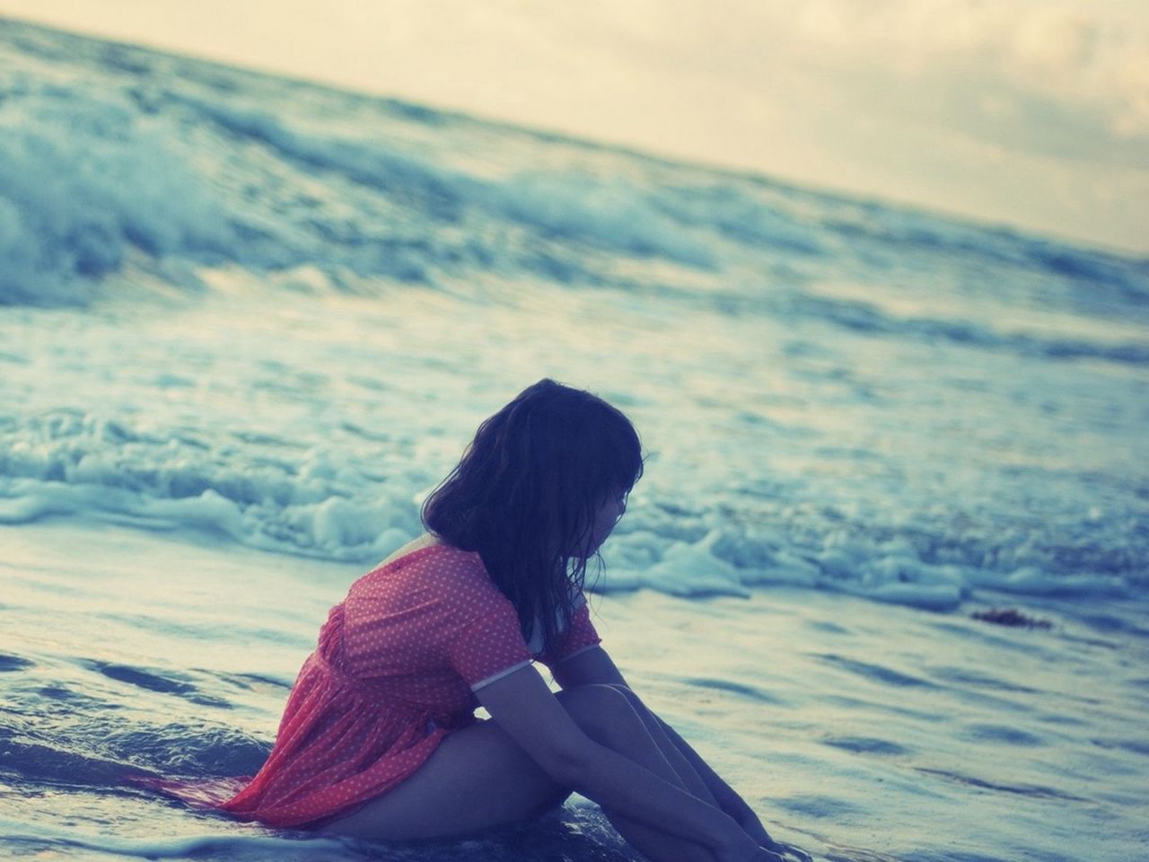 Задумчивая девушка у моря