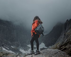 Превью обои девушка, одиночество, одинокий, путешествие, рюкзак, туман, скалы