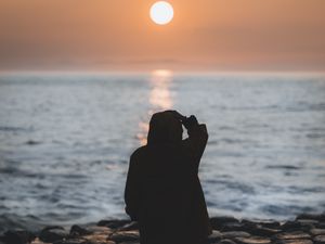 Превью обои девушка, одиночество, одинокий, закат, блики