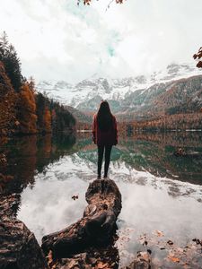 Превью обои девушка, одиночество, озеро, горы, природа