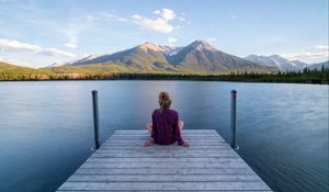 Превью обои девушка, одиночество, пирс, вода, горы, вид