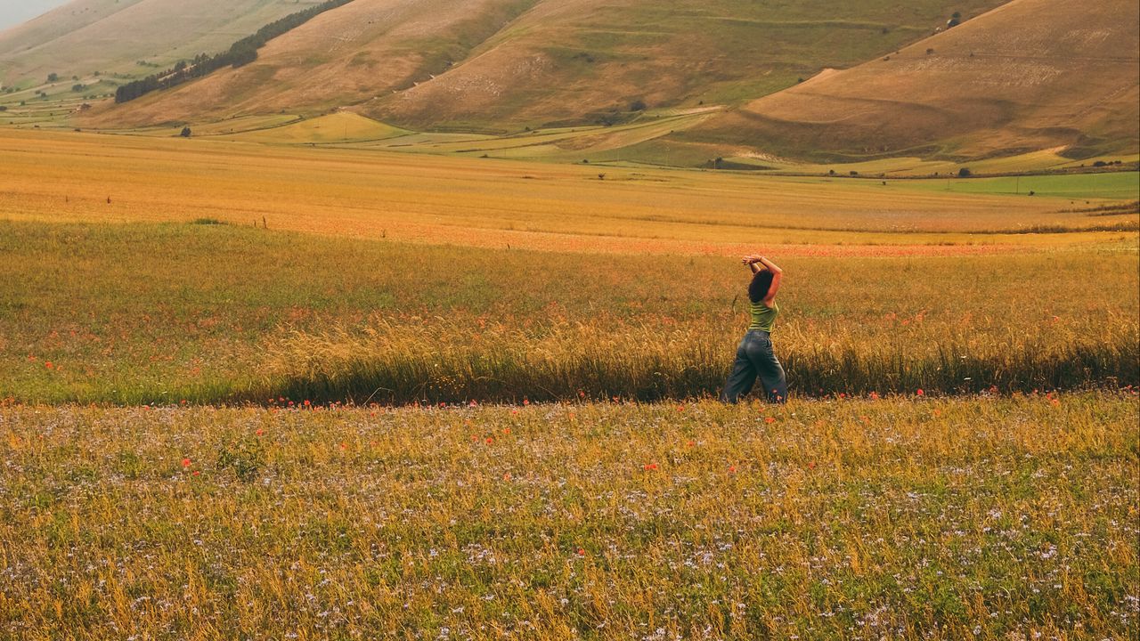 Обои девушка, поле, холмы, трава, цветы