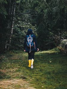 Превью обои девушка, рюкзак, лес, прогулка, осень