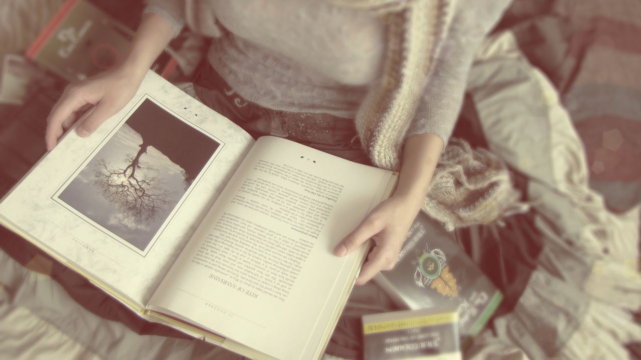 Обои девушка, руки, чтение, книги, настроение, размытость