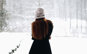 Превью обои девушка, шапка, волосы, снег, зима