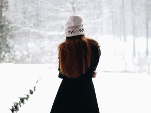 Превью обои девушка, шапка, волосы, снег, зима