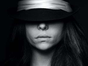 Превью обои девушка, шляпа, чб, лицо, портрет