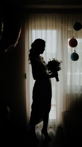 Превью обои девушка, силуэт, букет, темный