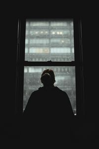 Превью обои девушка, силуэт, одиночество, окно, вид, темный