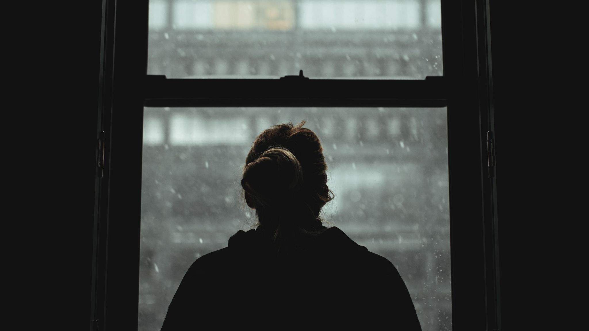 И снова одинока песня девушка. Силуэт одинокой девушки у окна с книгой. Одинокий за окном песня. Вид из окна черно белый рисунок. Dark Lonely.