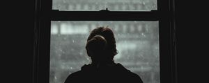 Превью обои девушка, силуэт, одиночество, окно, вид, темный