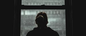 Превью обои девушка, силуэт, одиночество, окно, вид, темный