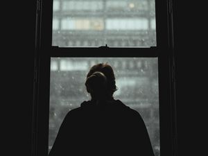 Превью обои девушка, силуэт, одиночество, окно, вид, темный