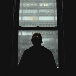 Превью обои девушка, силуэт, одиночество, окно, вид, темный