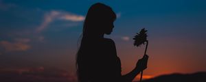 Превью обои девушка, силуэт, подсолнух, цветок, закат