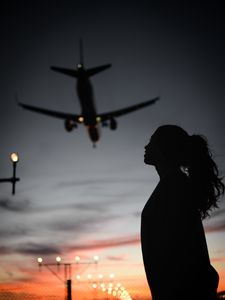 Превью обои девушка, силуэт, темный, самолет, сумерки