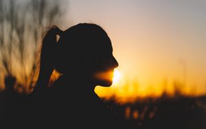 Превью обои девушка, силуэт, темный, закат