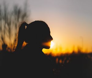 Превью обои девушка, силуэт, темный, закат