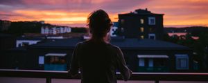 Превью обои девушка, силуэт, темный, город, сумерки