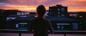 Превью обои девушка, силуэт, темный, город, сумерки