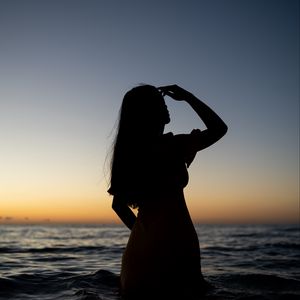 Превью обои девушка, силуэт, темный, вода, море