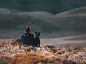 Превью обои девушка, собака, друзья, горы, путешествие