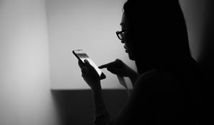 Превью обои девушка, телефон, чб, темный, касание