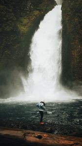 Превью обои девушка, водопад, берег, одиночество, природа