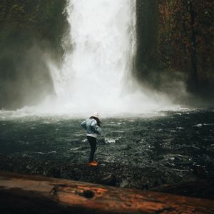 Превью обои девушка, водопад, берег, одиночество, природа